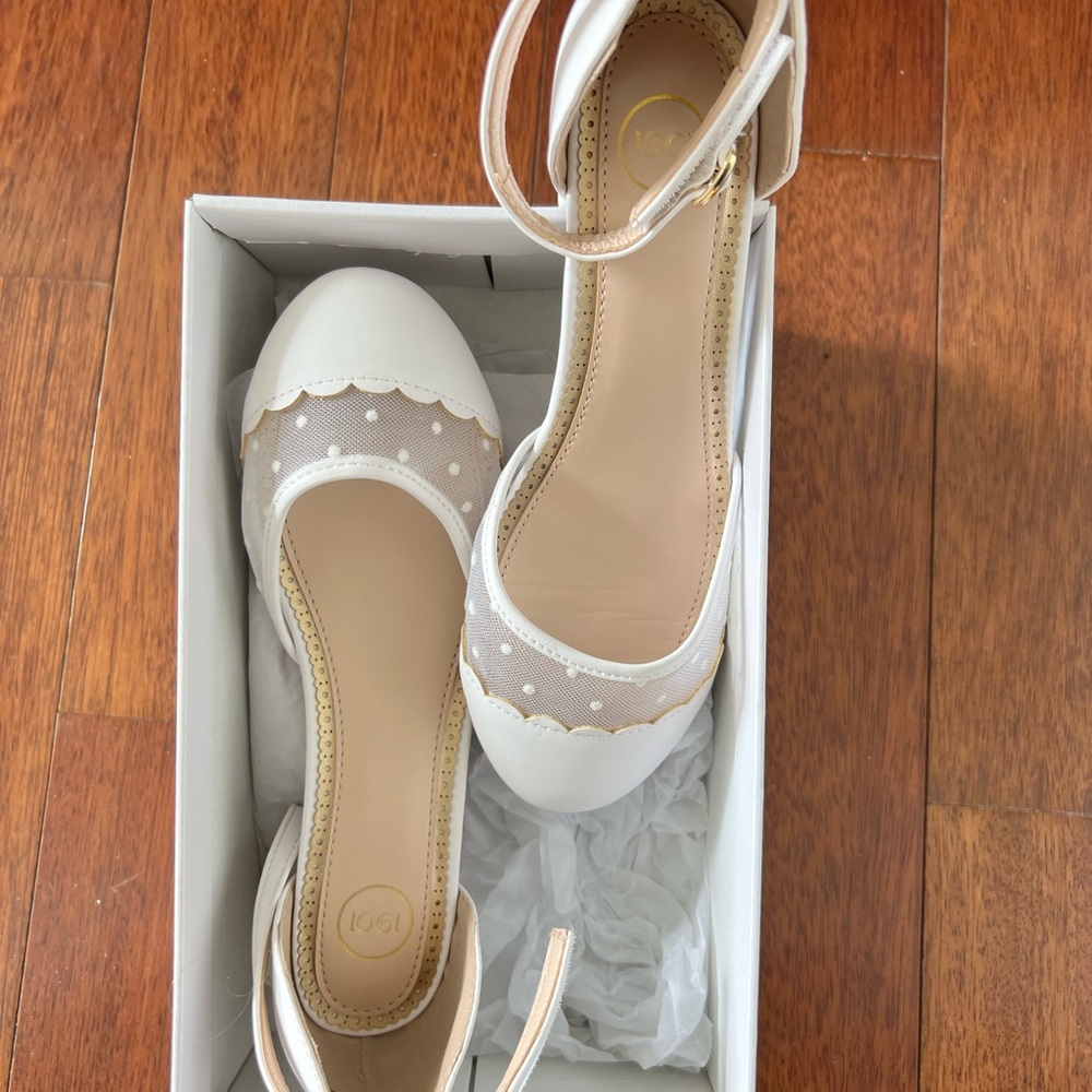 Girls 3M White shoe. New in box